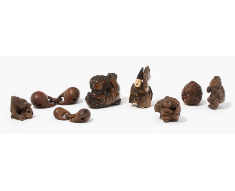 Lot: 6 Holz-Netsuke und 2 GlockenJapan, 19./20.Jh. Holz. Ein Paar Shishi-Löwen. Signiert Tomoharu. L 5 cm. / Sarumawashi Affe