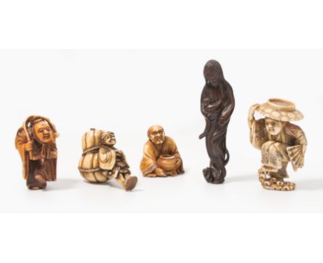 Lot: 5 NetsukeJapan, 20.Jh. 1 Netsuke aus Holz: Geist mit Kind. Signiert Toshimasa mit Inschrift. H 7,5 cm. / 4 Netsuke aus E