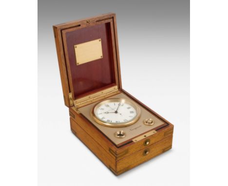 Patek Philppe NaviquartzUm 1980. Dreiteiliges Gehäuse aus Mahagoniholz mit Messingbeschlägen. Zifferblatteinfassung aus satin