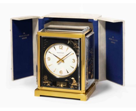 Tischuhr "Atmos"Jaeger-LeCoultre. Modell "Marina chinoise". Um 1970. Vergoldetes Messinggehäuse. Allseitig facettierte Plexig