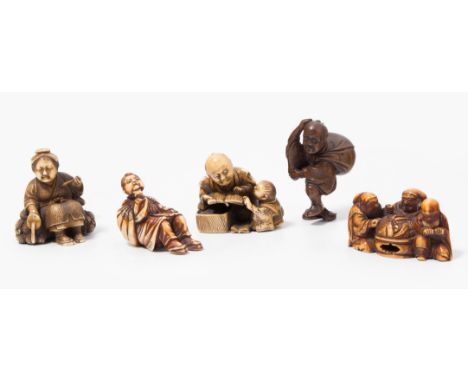 Lot 5 NetsukeJapan, 19./20.Jh. Elfenbein bzw. Holz. Die drei Glücksgötter Ebisu, Hotei und Fukurokuju umgeben den Schatzberg.