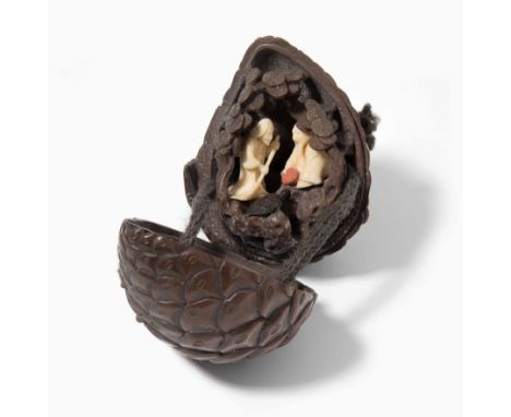 Karakuri-Netsuke von Ouchi Gyokuso (Tokyo 1879–1944)Japan, Shôwa-Zeit. Holz, innen Elfenbein. Signiert Gyokuso. Sich in der M