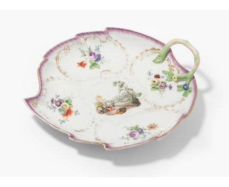Meissen, BlattschaleUm 1760. Porzellan. Unterglasurblaue Schwertermarke, Presszeichen "K". Konfektblatt mit gezacktem, in Pur