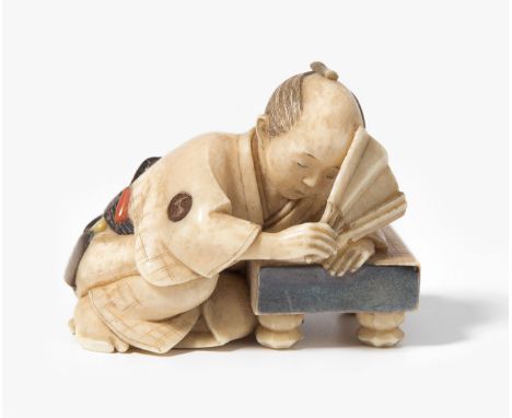 Netsuke Japan, Meiji-Zeit. Elfenbein, mit Perlmutt eingelegt. Teilweise in Silber lackiert. Signiert Yasumasa (Homei). Auf ei