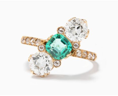 Smaragd-Diamant-Ring750 Gelbgold. Smaragd ca. 6x6 mm, 2 Altschliff-Diamanten ca. 1.50 ct J/K-vs/si. Montur mit kl. Altschliff