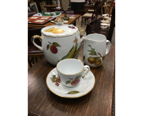 ROYAL WORCESTER EVESHAM PATTERN PART DINNER SERVICE