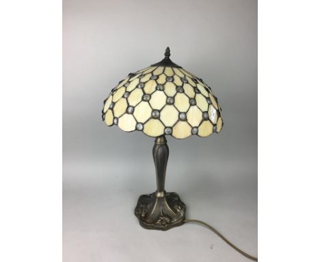 TIFFANY STYLE TABLE LAMP