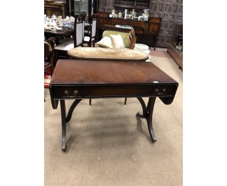 MAHOGANY REPRODUCTION SOFA TABLE, the central panel sliding to reveal a backgammon board, 102cm wide