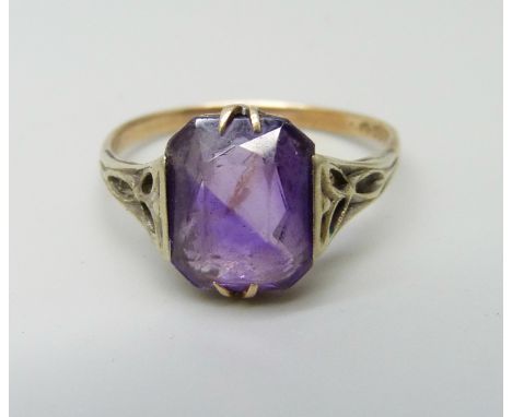 A 9ct gold and amethyst ring, 2.1g, P