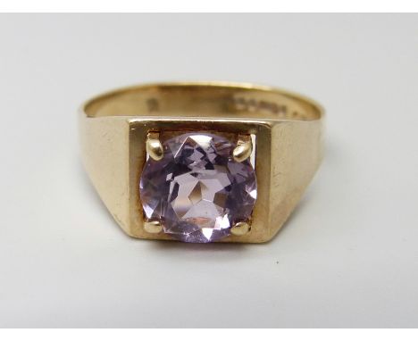 A 9ct gold and amethyst ring, 3.4g, O