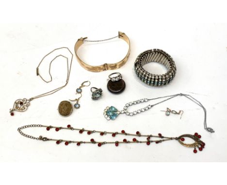 Costume jewellery, including a 9ct gold metal core bangle and a Victorian penny locket.