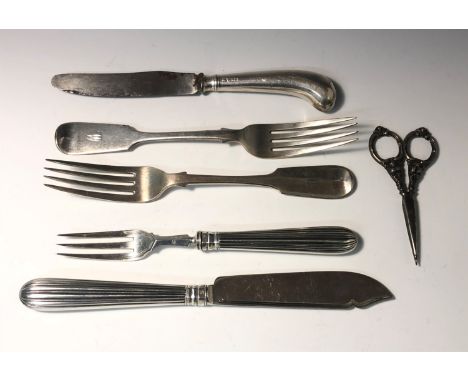 A pair of Victorian silver fiddle pattern table forks, 4.4oz, together with a Francis Higgins silver bladed knife and fork wi
