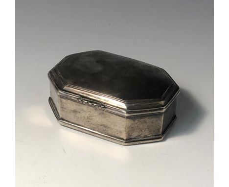 An 18th century continental table snuff box, apparently unmarked.Condition report: 130 gm 8.5cm wide 3.5cm high x 5.7cm