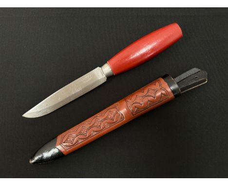 Norwegian Puukko style knife with single edged blade 134mm in length. Maker marked "B Knudsen Ilen Trondhjem". Red wooden gri