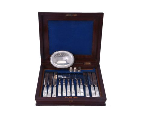 ϒA collection of silver items, to include: a thimble, maker's mark C & CC, London 1986, with a bee finial and floral decorati
