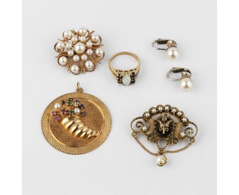 A small selection of jewellery, to include: a gem set pendant, the circular pendant with a cornucopia set with synthetic gems