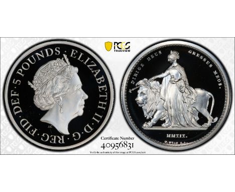 UNITED KINGDOM. Lot of 2 silver coins.Coin 1: Elizabeth II, 1952-, 5 Pounds 2019. Royal Mint. Proof. Una and the Lion.  Minta