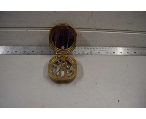 A brass cased compass with hinged lid marked No.777, 7cm wide