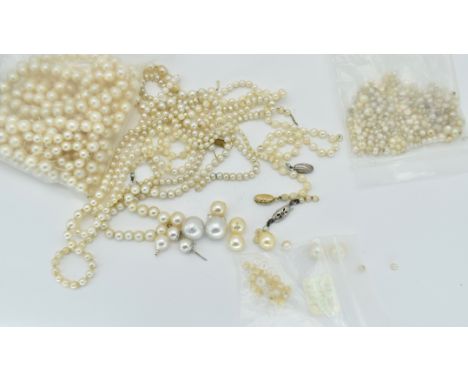 A&nbsp; mixed bag of cultured pearl jewellery and loose pearls. To include earrings, loose pearls, loose South Sea pearls, 9c
