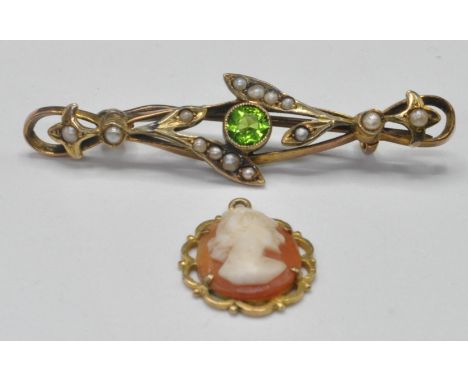 A 9ct gold and half pearl brooch with central green cut stone. Yellow metal pin verso. Total weight 2.1g / measures 4.5cm app