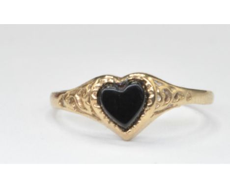 A hallmarked 9ct gold onyx set heart ring. The ring with central onyx heart panel centre&nbsp; to tapering shank. London hall