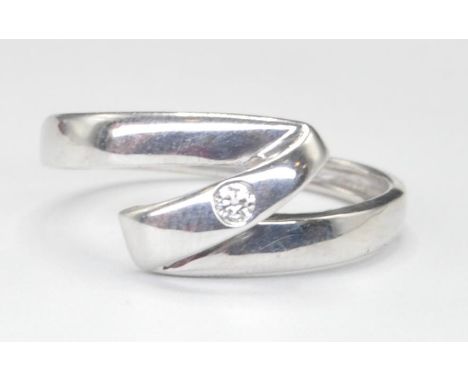 A stamped 375 9ct white gold ring of set with a round cut diamond to the centre. Weight 2.4g. Size O.