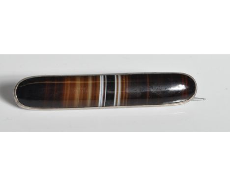 A Victorian 19th century silver and agate set lozenge bar brooch. The silver mount with long cigar shaped panel of agate havi