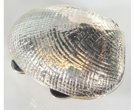 A stamped 925 silver pill box in the form of a clam shell with engraved details and hinged lid. Stamped to the interior. Meas