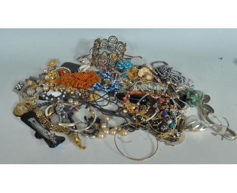 A large collection of vintage 20th century costume jewellery to include yellow metal necklaces with multicolour stones, a vas