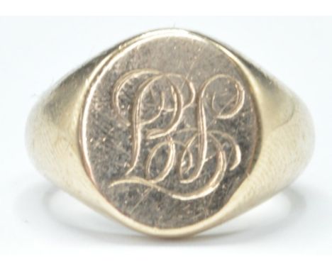 A 9ct gold signet ring having the initial BS engraved. Bearing hallmarks for Birmingham, 375, Date letter M. Gross weight 10.