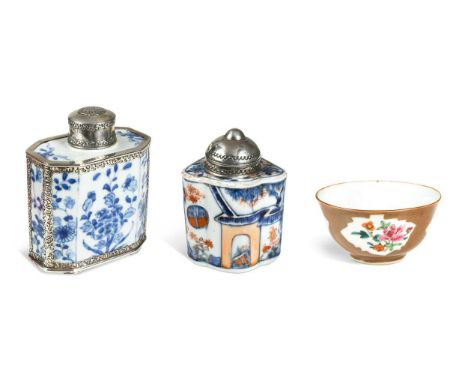 A Chinese blue and white export porcelain tea caddy, Qianlong, circa 1740, of octagonal section, painted with floral sprays, 
