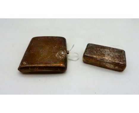 A Russian silver snuff box (af), and a silver cigarette case, the body with a hammered finish, by Deakin &amp; Francis, Birmi