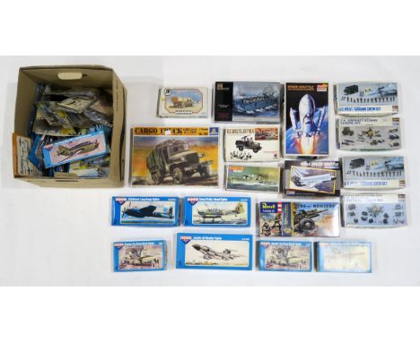 Various scale model kits by Revell, Novo, Hasegawa, Matchbox and others; including a 105mm Howitzer, assorted U.S. Aerospace/