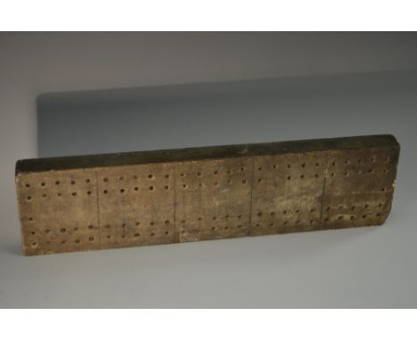 An early 19th century marble tavern cribbage board, 35cm wide 