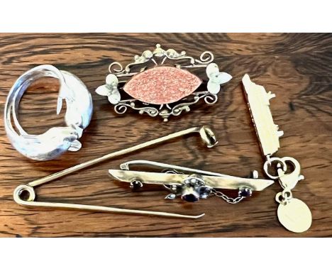 9ct TIE PIN, 9ct BROOCH APPROX 4.8g PLUS THREE OTHER ITEMS
TIE PIN AT FAULT
