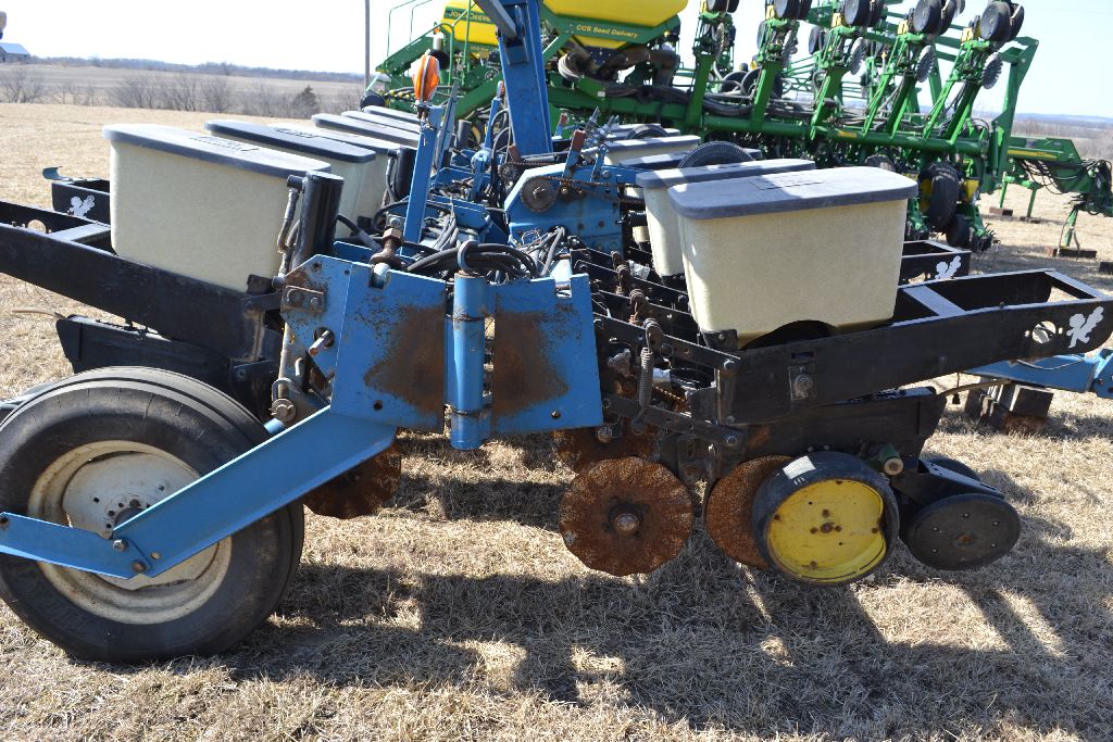 Kinze 2200 Planter, triple fold, 12row, 30â?,? , corn meters and brush