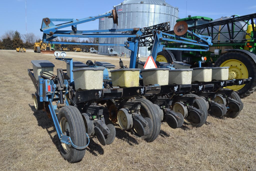 Kinze 2200 Planter, triple fold, 12row, 30â?,? , corn meters and brush