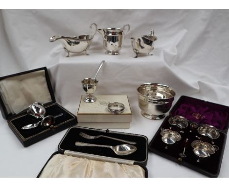 An Elizabeth II silver sauce boat, Birmingham, 1963 together another silver sauce boat, a silver cream jug and basin, silver 
