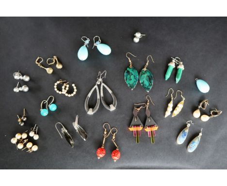 A pair of malachite drop earrings together with a collection of drop earrings, pearl and faux pearl earrings etc