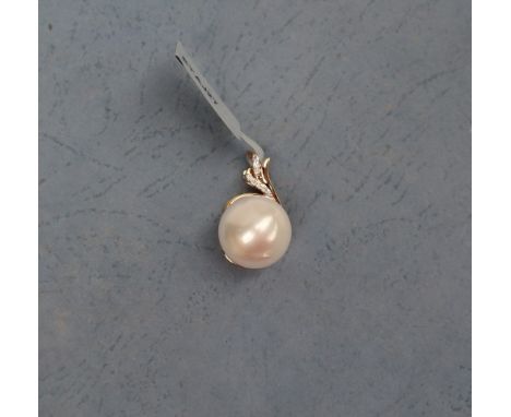 Gemporia - A South Sea Cultured Pearl and Diamond 18k gold pendant, metal 2.87g, with certificate 