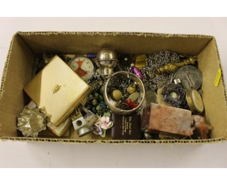 A tray containing a hardstone seal; a silver bangle; various jewellery; compacts etc.