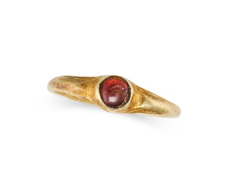 AN ANTIQUE GARNET RING in yellow gold, set with a cabochon cut garnet, no assay marks, size K / 5.5, 1.3g.