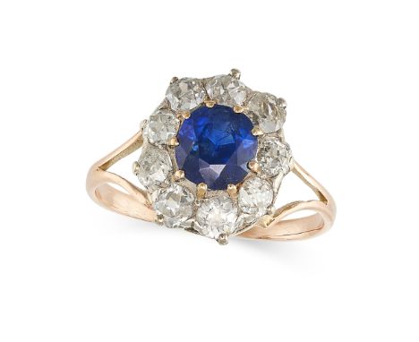 A SAPPHIRE AND DIAMOND CLUSTER RING in yellow gold, set with a cushion cut sapphire of approximately 1.03 carats in a cluster