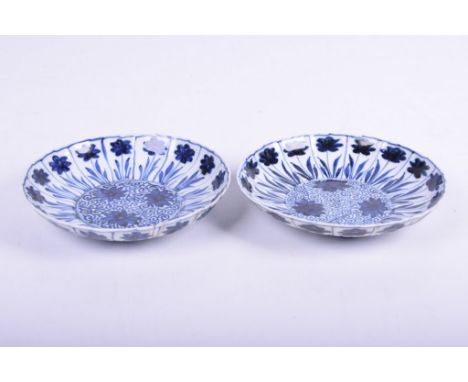 A pair of Chinese Kangxi period (1662 - 1722) 'Aster' dishesEach of circular form with scalloped rim, each with central round