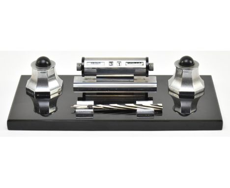 A vintage 1930s Art Deco style desk top tidy. The desk tidy being on rectangular marble base, twin octagonal inkwells to eith