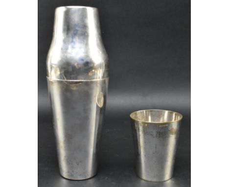 A French Art Deco 1930s Boston style silver plated cocktail shaker. The drinks shaker featuring curved lid over tapering coni