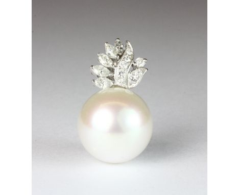 A matching 18ct white gold pendant set with a large South Sea pearl and diamonds. Est. £500 - 700