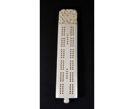 An early 20thC Chinese carved ivory cribbage board (9cm)