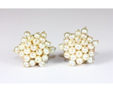 A pair of heavy quality 14ct gold and cultured pearl clip earrings (Est £400 - £450)