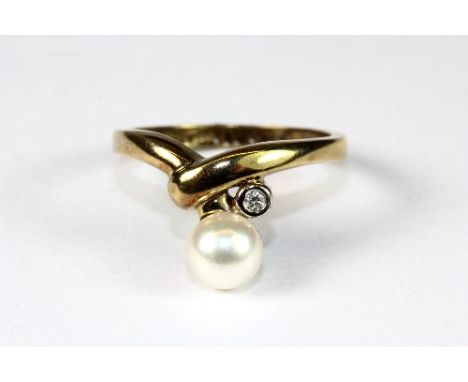 A 9ct gold ring set with a cultured pearl and a diamond (N)